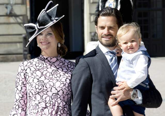 Le prince Carl Philip est aux petits soins avec sa femme, la princesse Sofia enceinte, et le petit prince Alexander