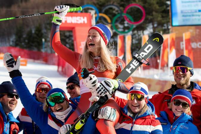 La joie de Ragnhild Mowinckel, slalomeuse norvégienne, portée par son équipe 
