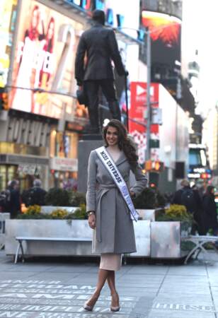 Iris Mittenaere prend la pose à Times Square