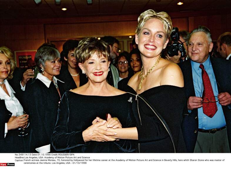 Avec Sharon Stone, qui lui remet un Oscar d'honneur en 1998