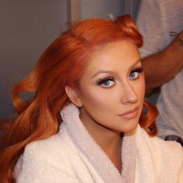 Christina Aguilera en préparation. Et on est toujours aussi fan de ses cheveux roux ! 