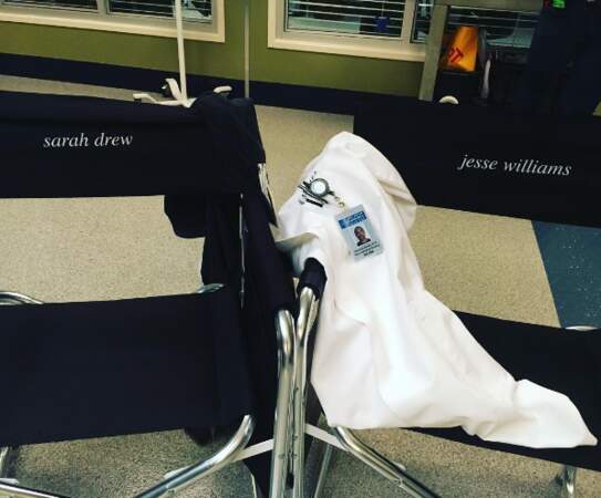 Oh les chaises de Sarah Drew et Jesse Williams !