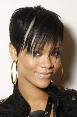 2008 : Rihanna arbore un look plus dark et rock. Comme l'annonce son 3e album, "la gentille fille a vrillé" !