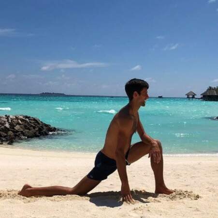 Le petit plaisir de Novak Djokovic en vacances ? Faire des étirements sur la plage. 
