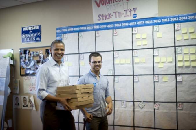 Avec la crise, la président Obama a dû se trouver un deuxième job : livreur de pizzas !