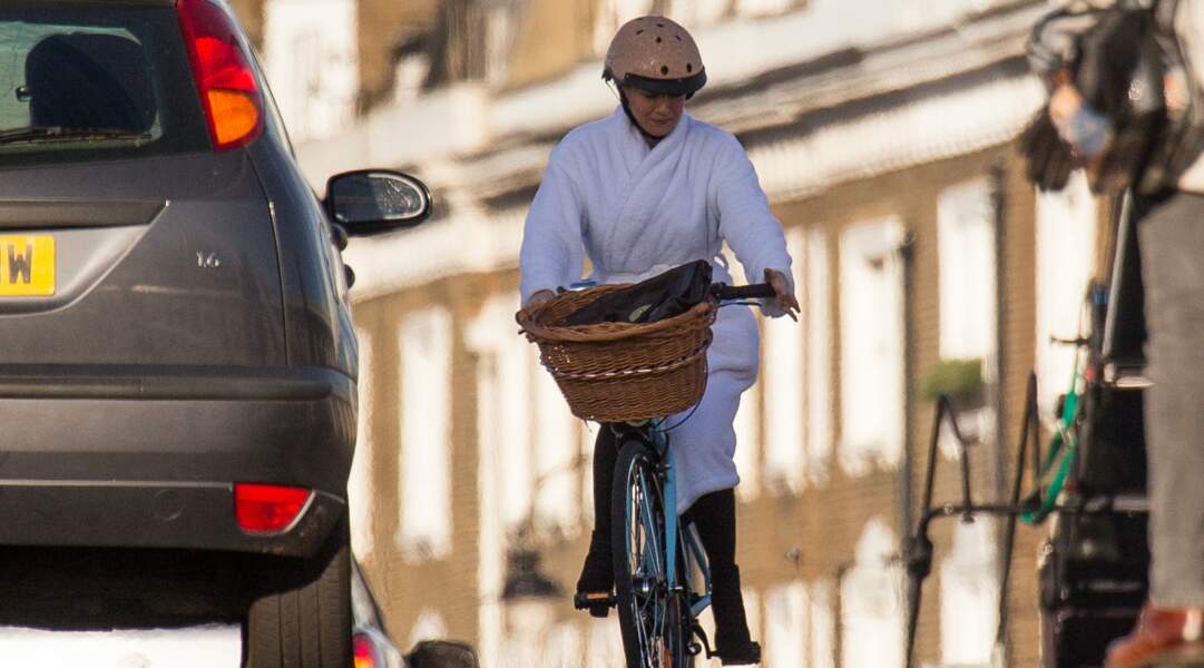Renee Zellweger continue le tournage de Bridget Jones 3... à bicyclette 