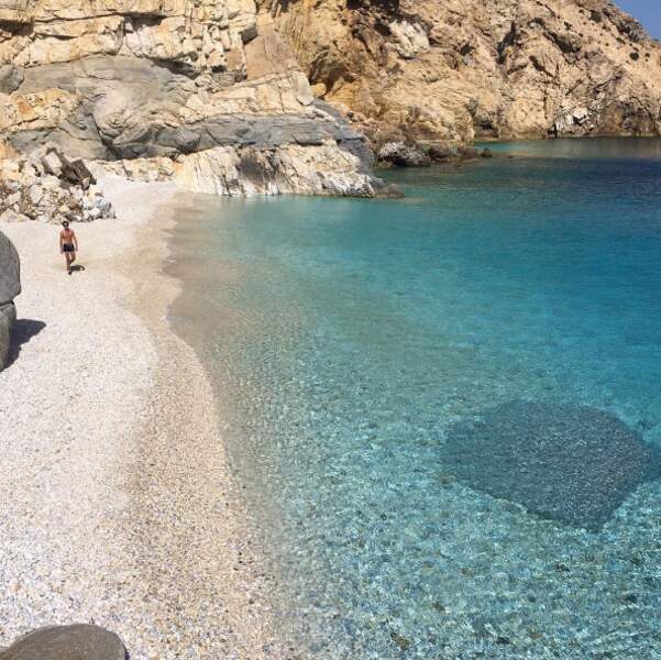 La Grèce, son eau transparente, ses plages... et son lot de people ! Là, au bout, c'est Mika. 