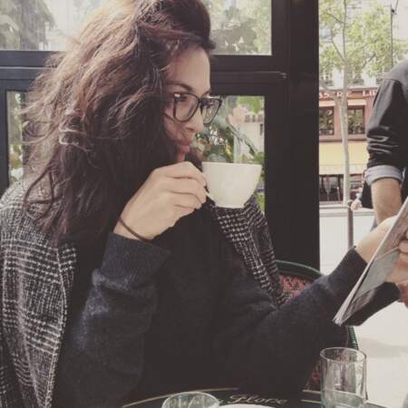Et sur Instagram, Elodie Yung aime partager quelques instants de sa vie... Hop un café à Paris !