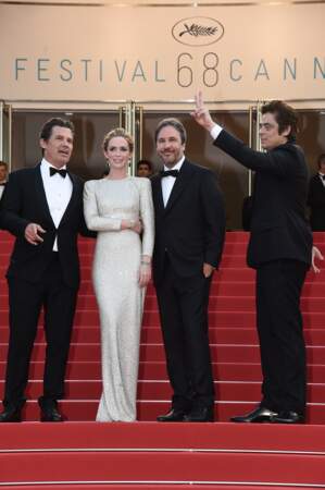 Le réalisateur Denis Villeneuve entourée par Josh Brolin, Emily Blunt et Benicio Del Toro. 