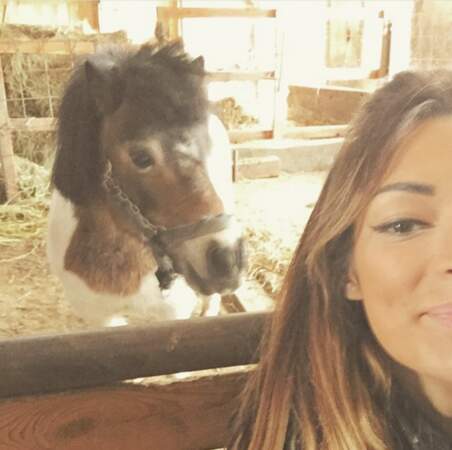 Emilie Nef Naf aime bien les animaux, et prend parfois des selfies avec un poney.