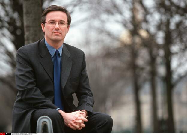 En 1999, le jeune député de l'Essonne prend la pose d'un air solennel 