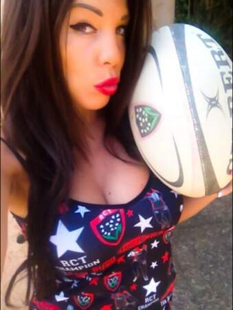 Kim des Marseillais n'a pas trouvé d'amoureux, mais elle a un ballon de rugby. Envie de draguer un rugbyman ? 