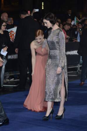 Anne Hathaway et Jessica Chastain foulent le tapis rouge londonien avec précaution