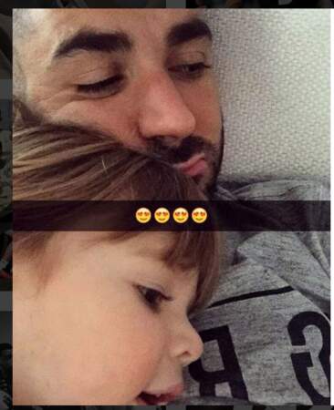 Dans les bras de papa Karim Benzema, la jolie Mélia est bien calée