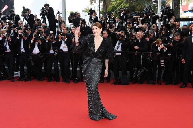 Julianne Moore, très élégante pour la première montée des marches du Festival de Cannes 2015