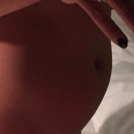 Sans oublier cette photo énigmatique d'un ventre de femme enceinte... qui s'est avéré être celui d'une copine. 
