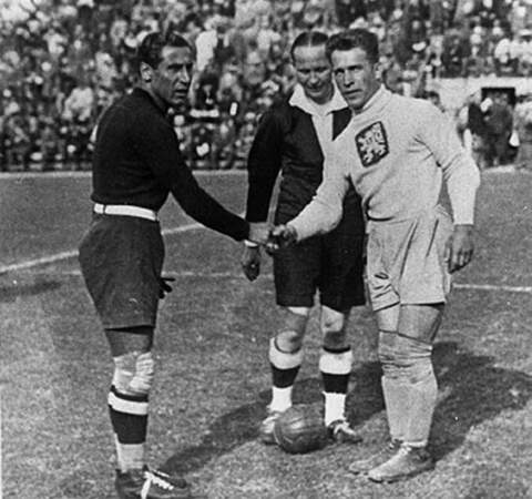 1934 - Première victoire de l'Italie avec Gianpiero Combi (à gauche) comme capitaine