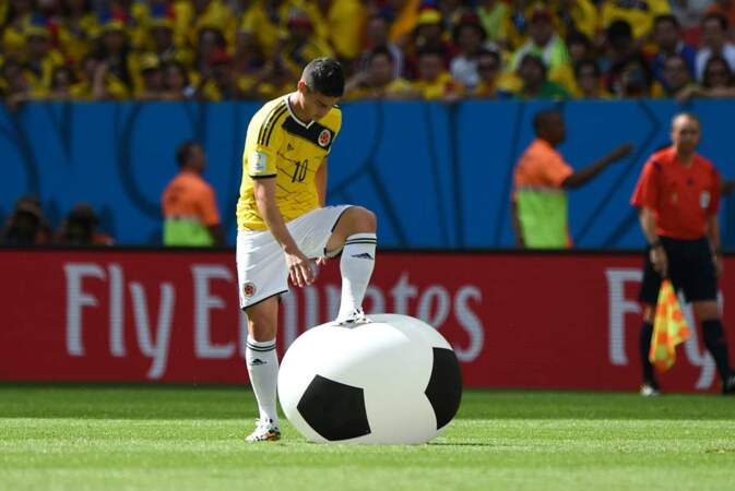 C'est peut-être parce que le Colombien James Rodriguez a pu jouer avec un très gros ballon, lui ! 
