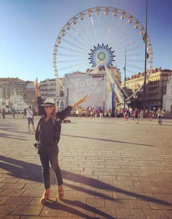 Après le Festival de Monte-Carlo, Julie Benz (Hawaii 5-0) s'est arrêtée à Marseille pour voir un match de l'Euro