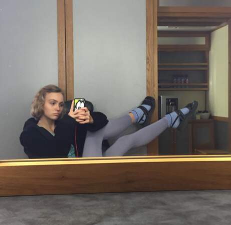 Pendant ce temps-là, Lily-Rose Depp remportait le game des claquettes-chaussettes.