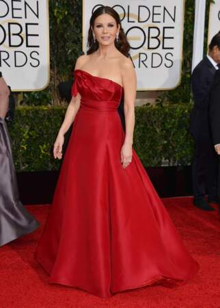 Catherine Zeta-Jones, la femme de Michael Douglas, a elle aussi parié sur la robe rouge 