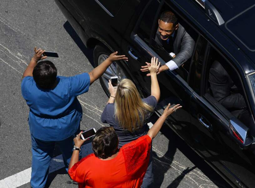 Will Smith salue les fans présents le long du passage du cortège funèbre
