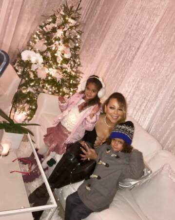 Photo de famille devant le sapin pour Mariah Carey !