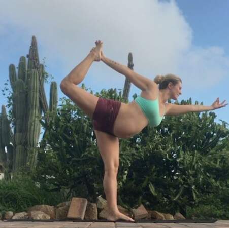La maman suédoise, qui allie fitness et yoga, a d'ailleurs sorti un best-seller baptisé "Yoga Girl" 