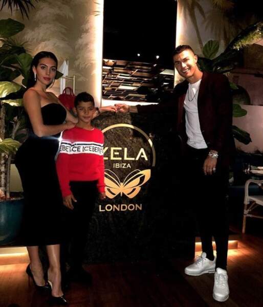 Cristiano Ronaldo, son fils ainé et sa belle dans un palace d'Ibiza