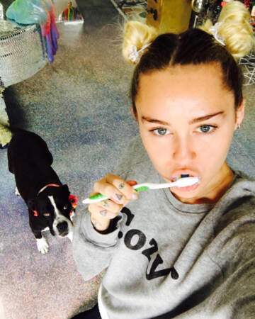 Le selfie brossage de dents, c'est fait. Miley Cyrus nous fera bientôt partager ses épilations.