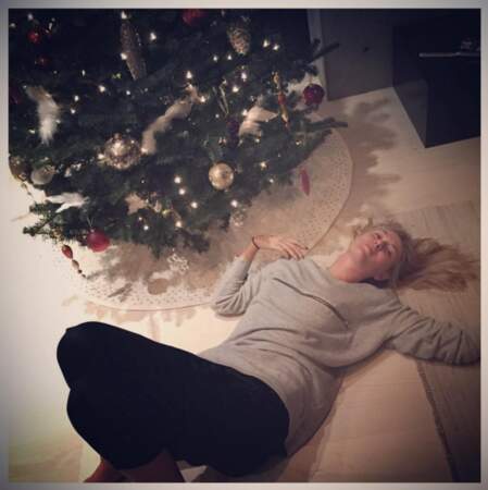 Maria Sharapova à côté de son arbre de Noël décoré