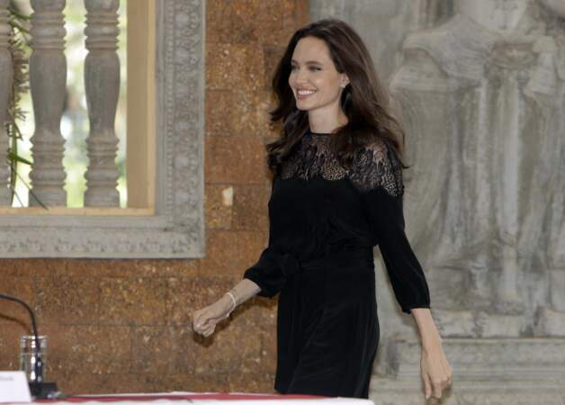 C'est dans une sobre robe noire qu'Angelina Jolie a fait sa conférence de presse