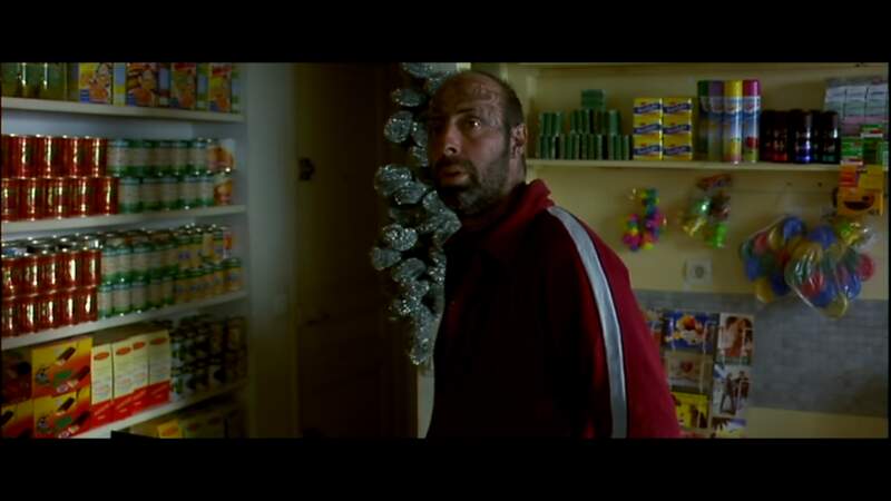 Dans "Peut-être" (1999), le gérant de l'épicerie n'a pas l'air ravi d'être dérangé par un Romain Duris ébahi.