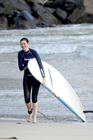 Quand elle séjourne à Hawaii, Anne Hathaway se jette à l'eau !