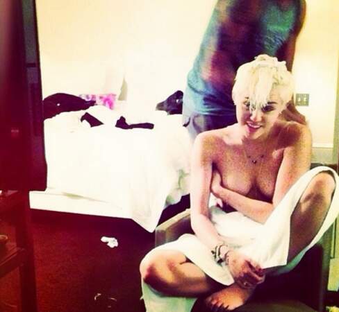 Et des clichés dévêtue, Miley Cyrus n'a RIEN caché ! 