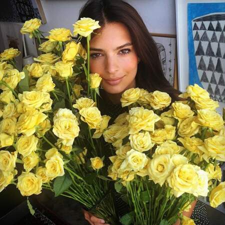 Parviendrez-vous à trouver Emily Ratajkowski au milieu de ces bouquets ? 
