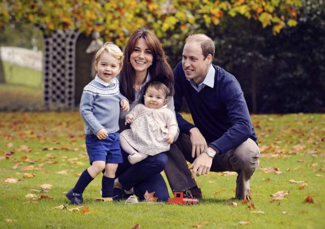 18 Décembre. En guise de carte de vœux de Noël, il pose avec papa, maman et sa sœur dans les jardins de Kensington