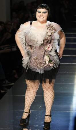 Transformée en modèle le temps d'un défilé, Beth Ditto, du goupe Gossip, a aussi poussé la chansonnette en 2010
