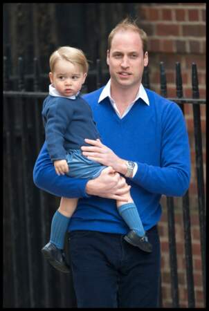 Le Prince William arrive à la maternité avec son fils George, après la naissance de Charlotte (2015)