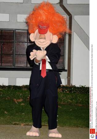 Le déguisement est… tiré par les cheveux, mais c'est assumé. Sous le masque de Troll-Trump, c'est Orlando Bloom !