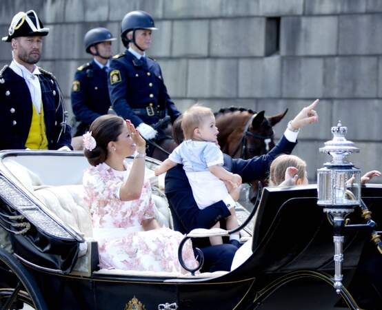 La princesse Victoria, le prince Daniel et leurs deux enfants Estelle et Oscar font un petit tour en ca