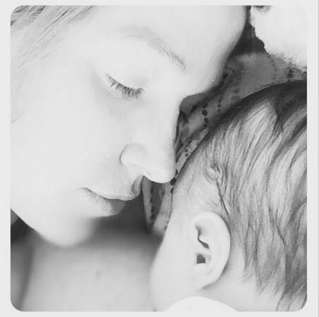 Moment de tendresse : Poppy Montgomery et son fils Gus Monroe, né en novembre 2014