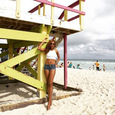 Amoureuse du soleil, Daniela fréquente les plages les plus célèbres du monde… 