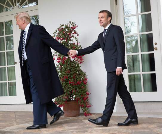 Donald Trump et Emmanuel Macron, main dans la main, s'apprêtent à parler aux médias