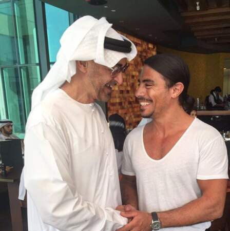 Il fréquente aussi les puissants, ici avec le cheikh d'Abou Dabi Mohamed bin Zayed