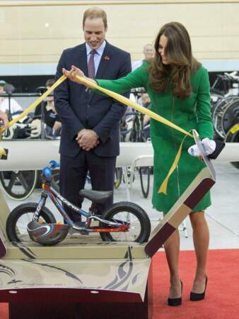 Duchesse en toutes circonstances, elle s'est extasiée devant un vélo