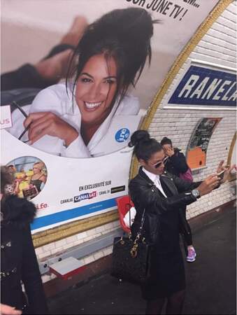 Quand elle ne prend pas des selfies d'elle-même dans le métro ! Un brin narcissique ?!