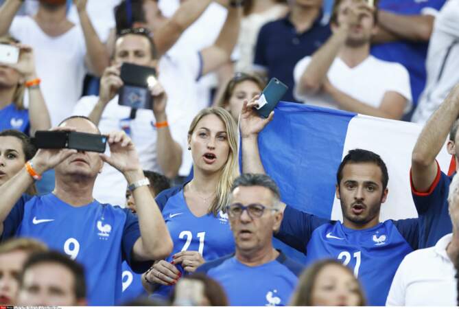 La compagne de Laurent Koscielny donne de la voix pour soutenir les Bleus