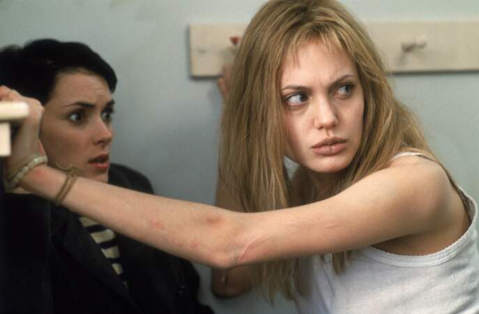 Aux côtés de Winona Ryder dans Une vie volée (2000) Angelina Jolie rafle l'Oscar du meilleur second rôle