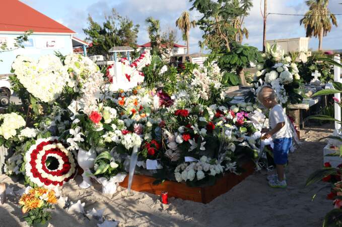 Seulement quelques heures après cette cérémonie, des dizaines de fleurs sont déposées sur la tombe du rockeur 